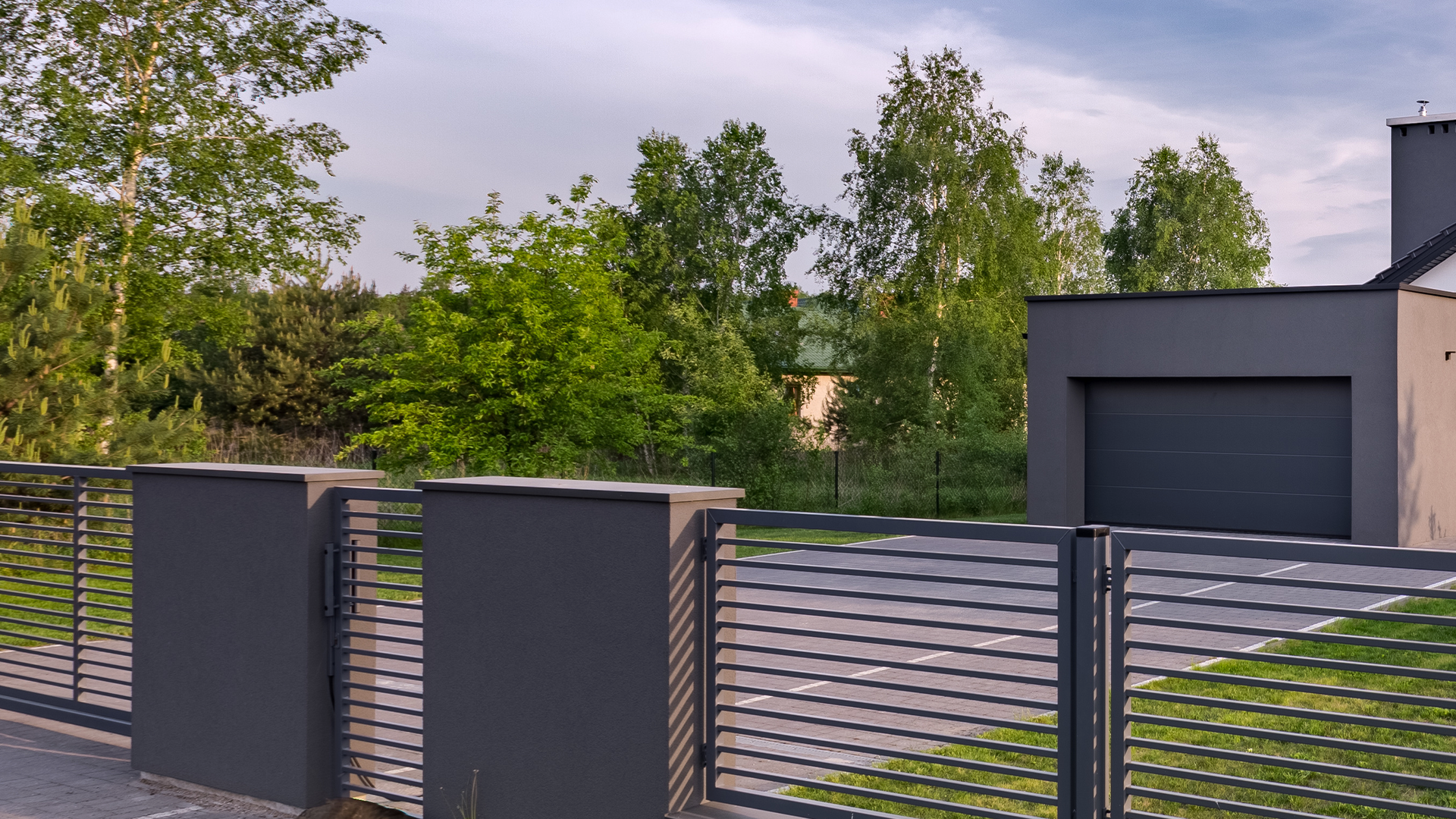 Modernzaun mit Gartenpforte