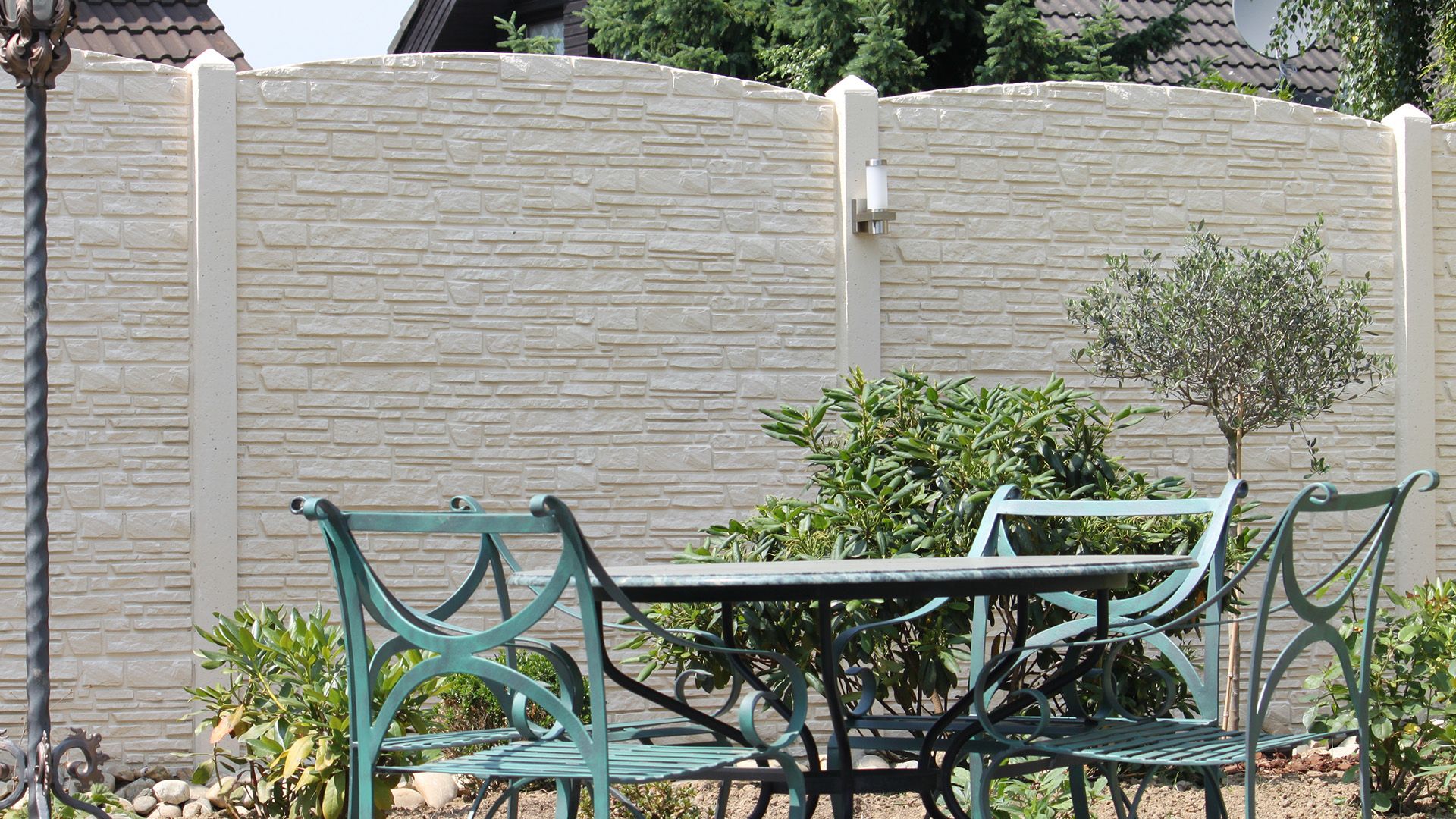 Betonzaun Modell Montana mit Bogenplatten und Pfostenkappen