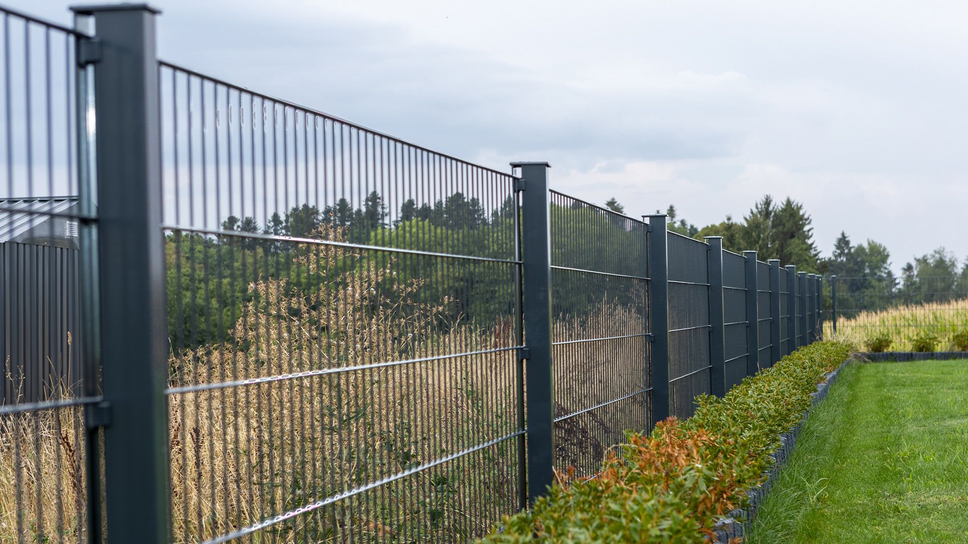 Doppelstabmatten an Pfosten mit Abdeckleisten