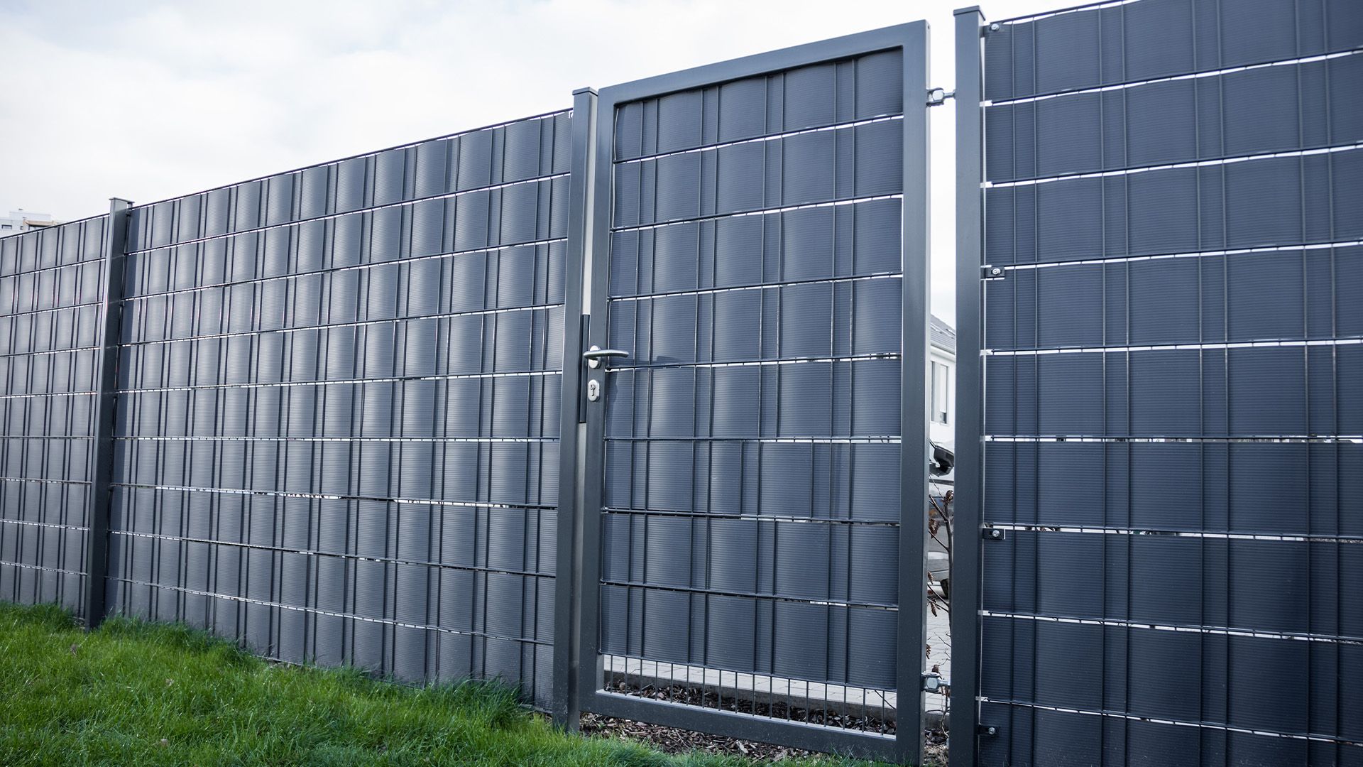 Einflügeliges Tor und Doppelstabmattenzaun mit Sichtschutzstreifen