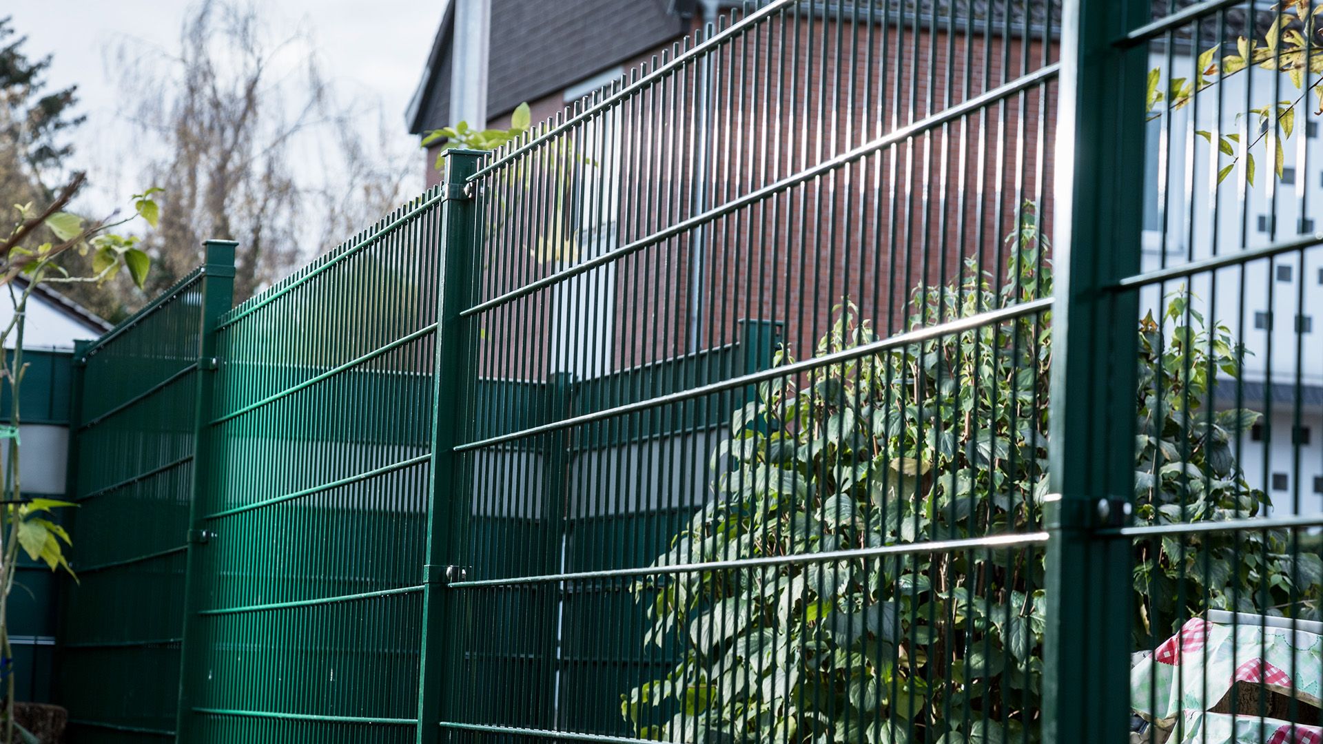 Doppelstabmatten an Zaunpfosten mit Schellen