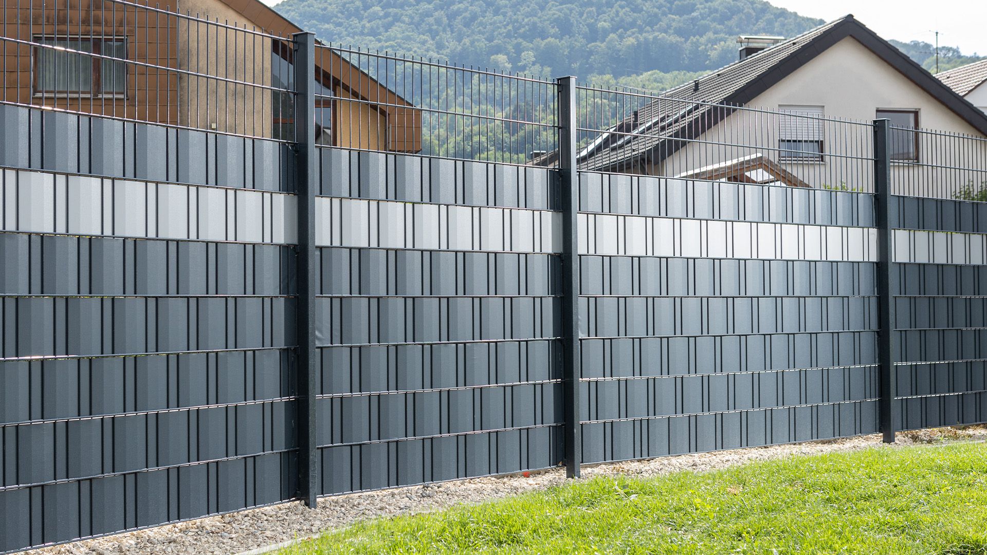 Doppelstabmattenzaun mit Sichtschutzstreifen