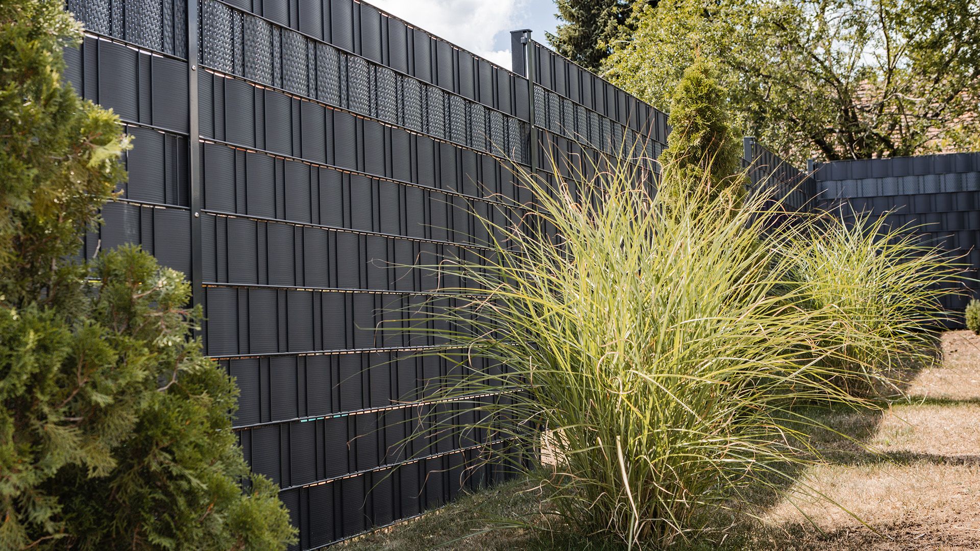 Doppelstabmattenzaun mit Sichtschutzstreifen