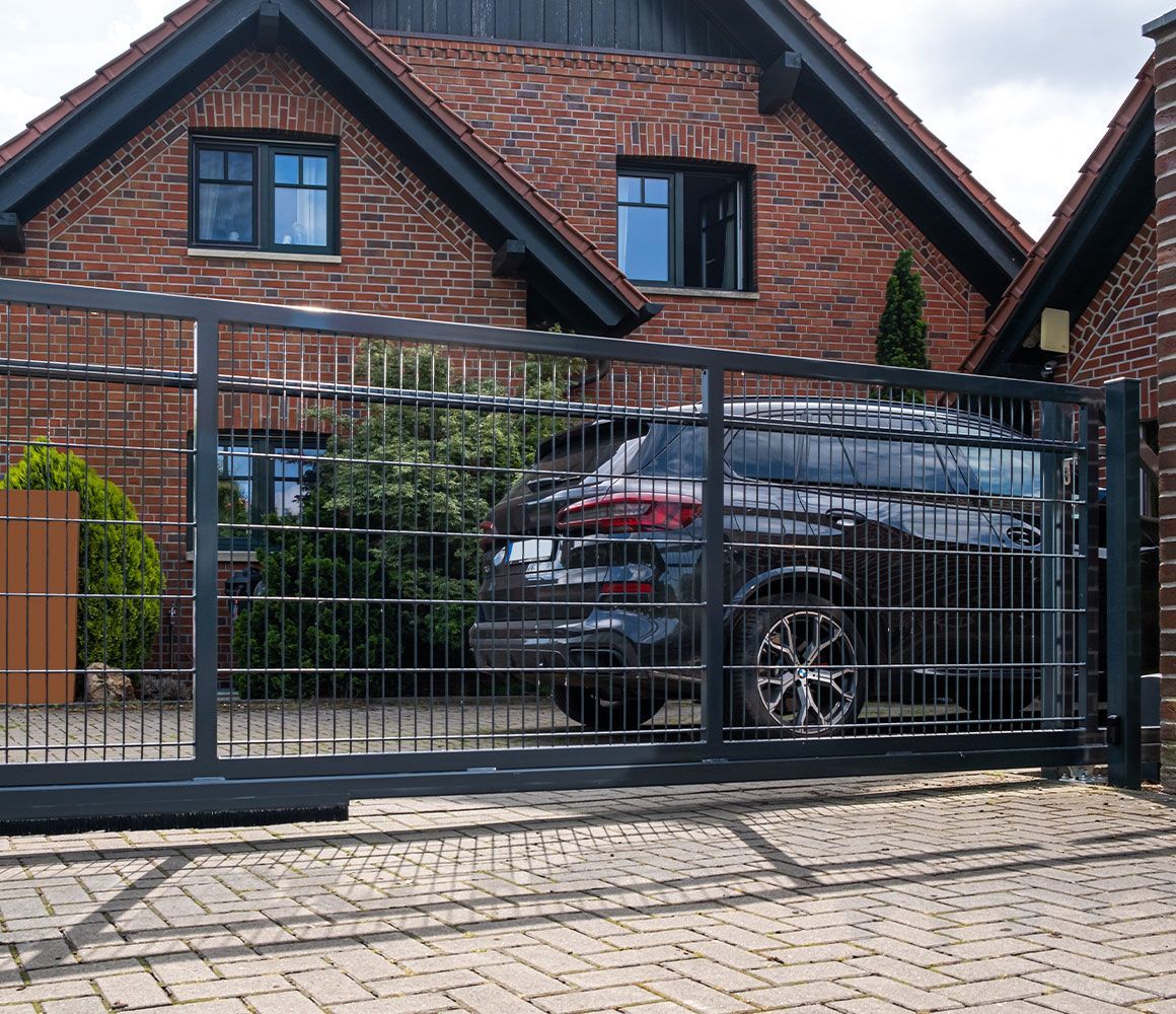 Freitragendes Schiebetor mit E-Antrieb