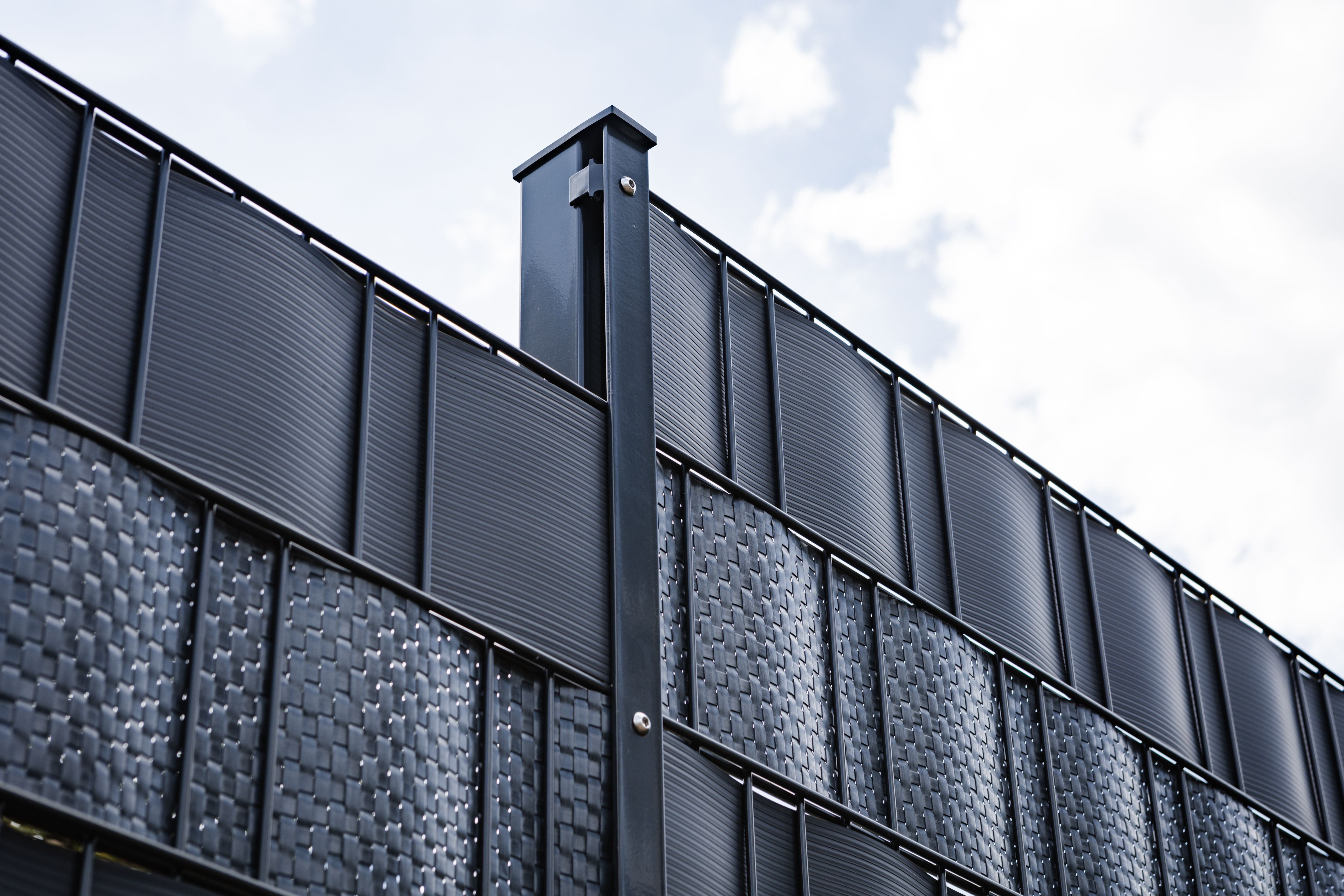 Ansicht von einem Zaunpfosten vom Doppelstabmattenzaun mit Sichtschutzstreifen