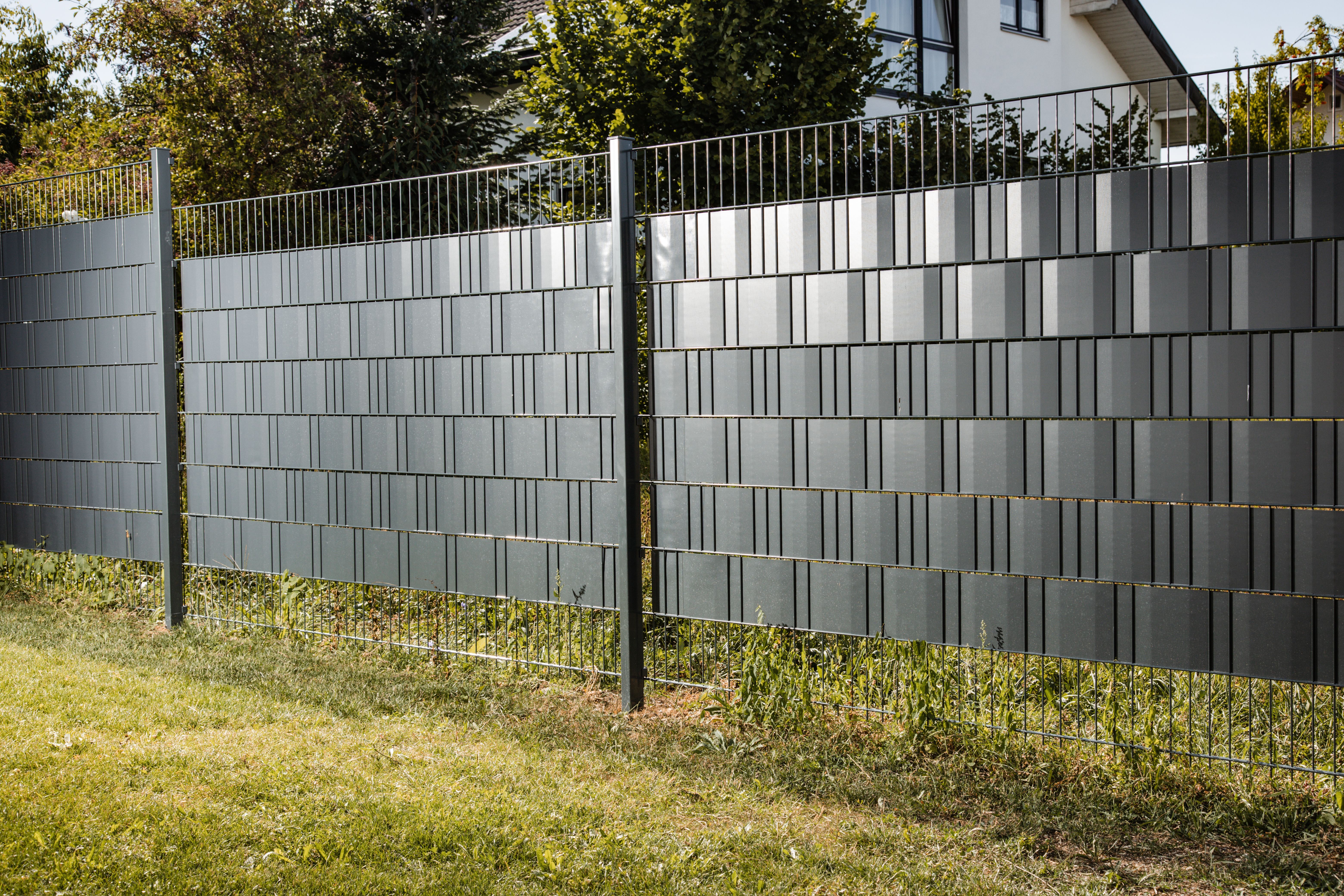 Ansicht von einem Doppelstabmattenzaun mit Sichtschutzstreifen