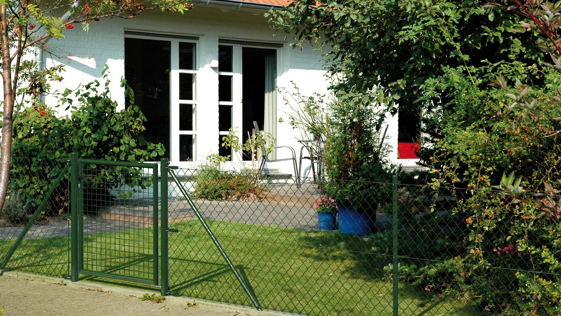 Maschendrahtzaun mit Wellengitter-Einzeltor