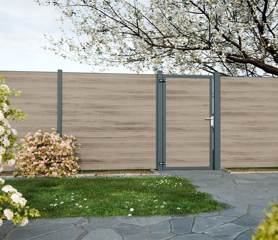 WPC-Tor im Zaunverlauf eines WPC-Sichtschutzzaun